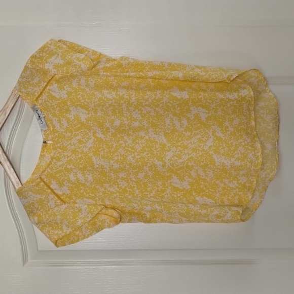 Lily White yellow and white printed blouse size medium flutter sleeve flowy - Picture 1 of 7